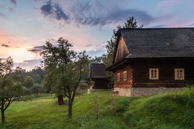 I přes probíhající léto se tu a tam objeví chladné ráno jako předzvěst podzimu 🍂. 

A na ten my se těšíme, protože zamíříme mimo jiného do krásné kulturně historické části Rožnova pod Radhoštěm. 

https://o-tour.cz/

📷 @vmproznov 

#roznov #orientak #czechotour #otour #orienteering #valassko #beskydy