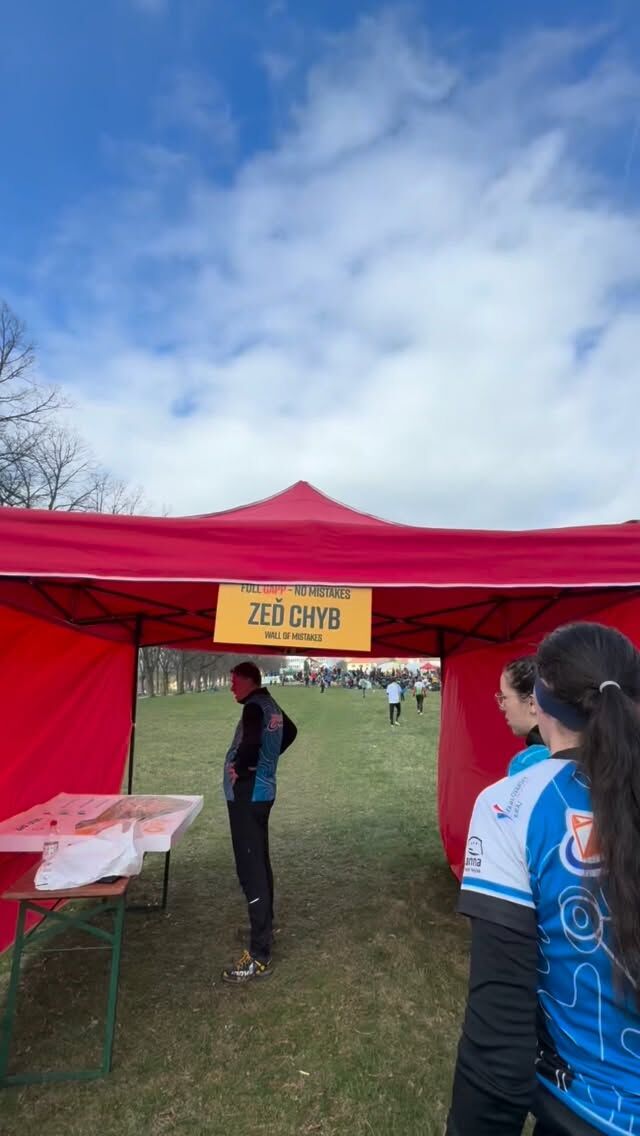 Full GAPP no mistakes zeď chyb už není žádnou novinkou, pokřtili jste ji minulý rok v Krušných horách a pro velký úspěch vám proto dělala radost i v Třebíči. Přišpendlil jsi na ní taky svůj špendlík? A symbolizoval chybu, nebo něco krásného, co jsi při závodě potkal? Pochlub se nám v komentářích!🤭🤪