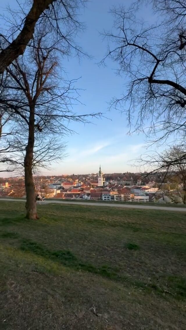 Odpolední závod v Třebíči závodníky provedl starou částí města - nespočet úzkých uliček, schodišť, ale i luxusních výhledů! Chvíle nepozornosti dokázaly člověka pěkně vytrestat!👀