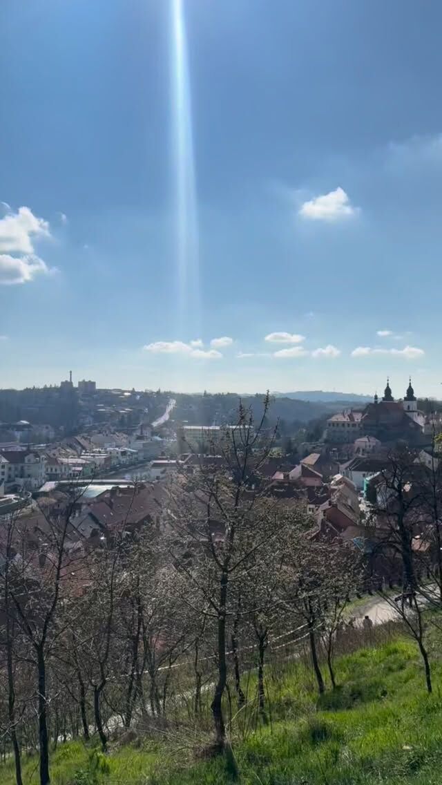Přiznejte se, kdo taky pořad ještě pořád vzpomíná na prosluněný víkend v Třebíči?🤭☀️